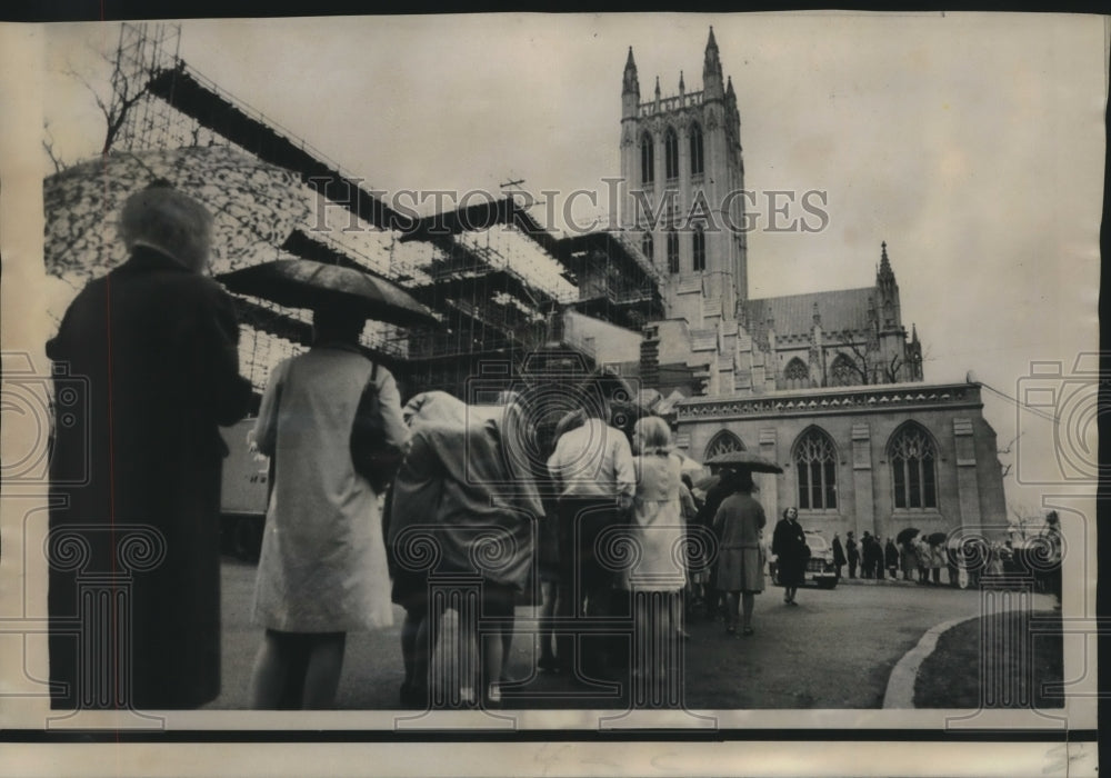 1969 Press Photo Mourners wait in rain outside Washington National Cathedral - Historic Images