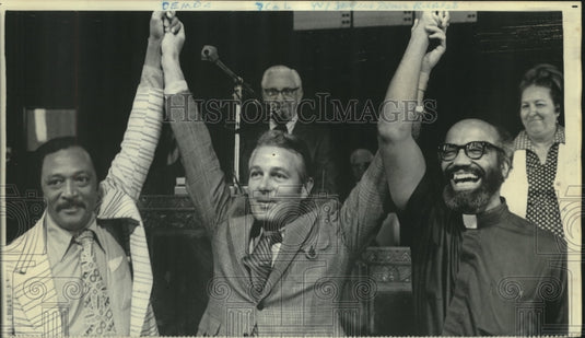 1972 Press Photo Gov. Edwin Edwards holds up Marlon White & Rev. Alfred McKnight - Historic Images
