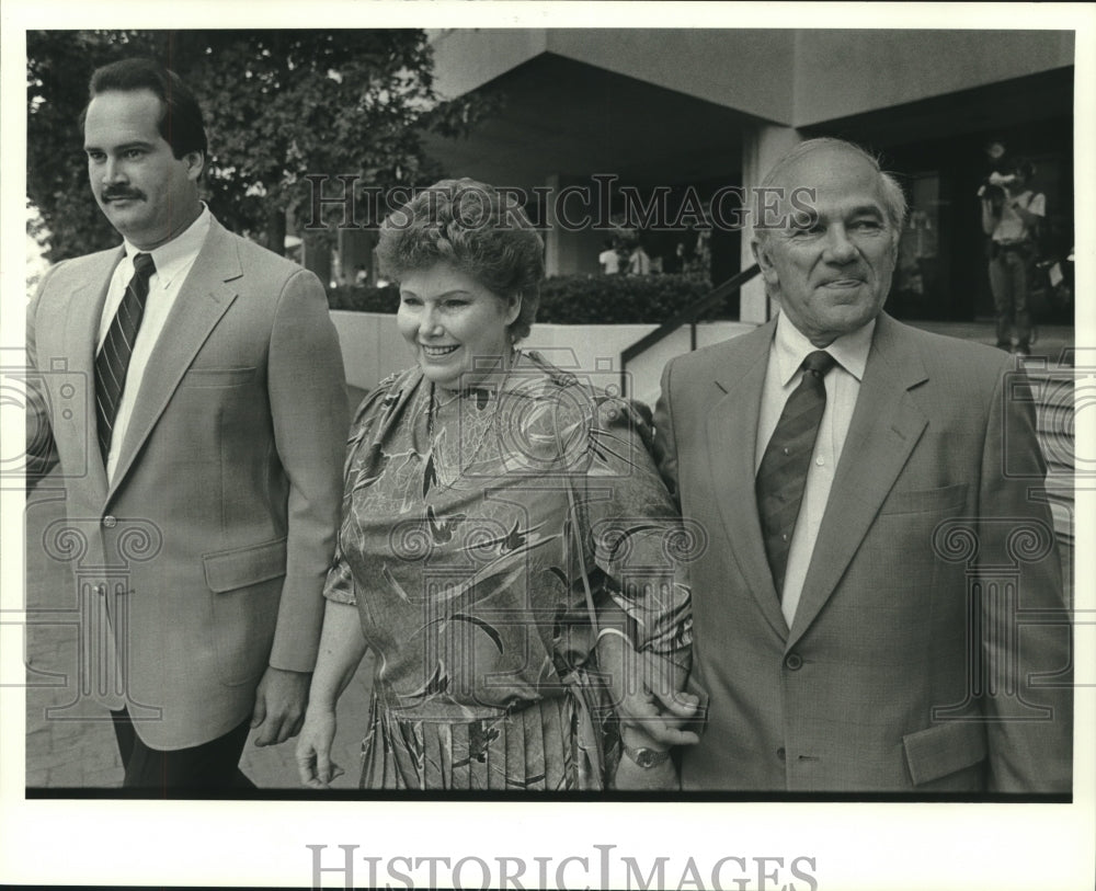 Press Photo Delegates outside a New Orleans building - nob01308 - Historic Images