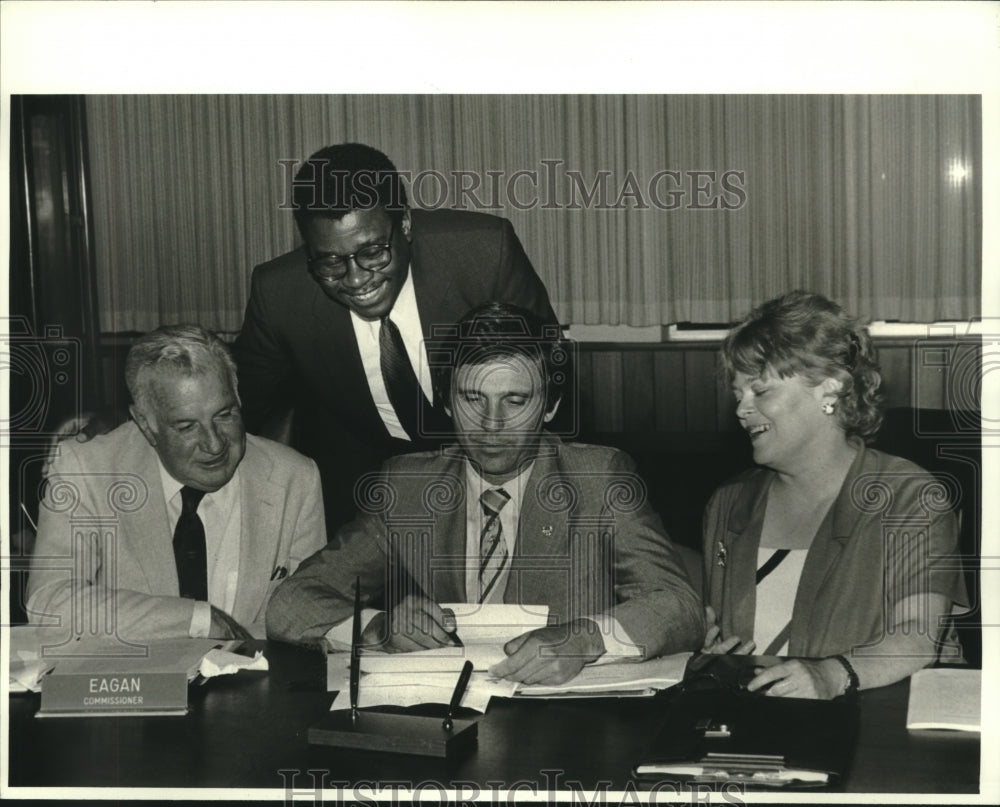 1983 Press Photo Regional Transit Authority board discuss transfer agreement. - Historic Images