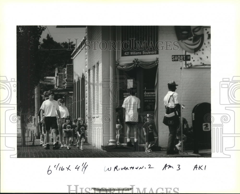 1993 Press Photo Daycamp kids going into the Mardi Gras Museum in Kenner. - Historic Images