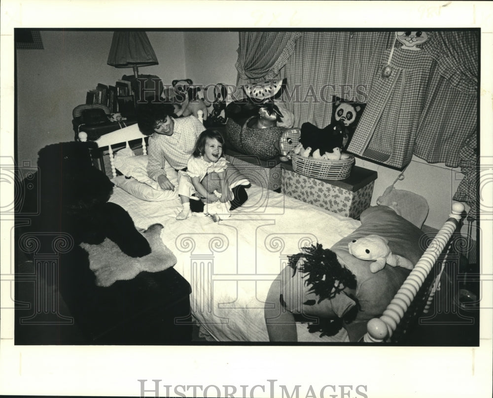 1980 Press Photo Linda Dolese and daughter Lauren surrounded by stuffed toys - Historic Images