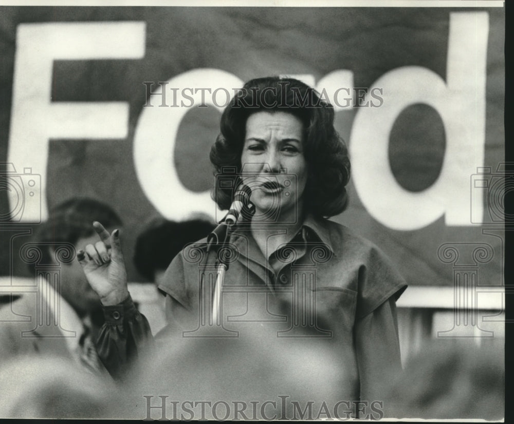 1976 Press Photo Mrs. Robert Dole in New Orleans campaigning for husband - Historic Images