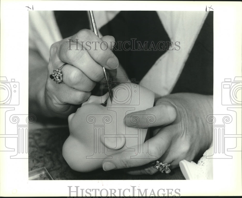 1990 Press Photo Josie Mull preparing for doll show at Landmark Hotel - Historic Images