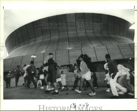 1990 Press Photo People enter Doll & Toy Fund - nob01397 - Historic Images