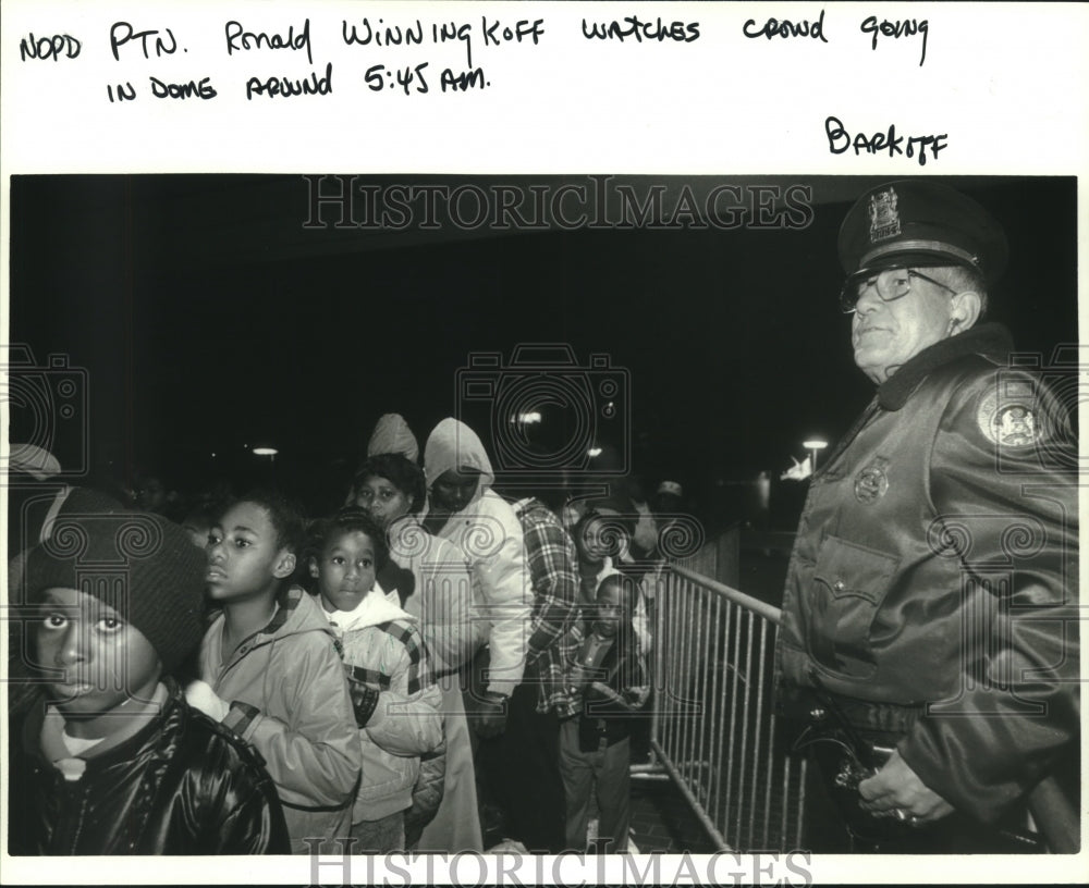 1987 Press Photo Patrolman Ronald Winningkoff watches going in Doll and Toy Fund - Historic Images