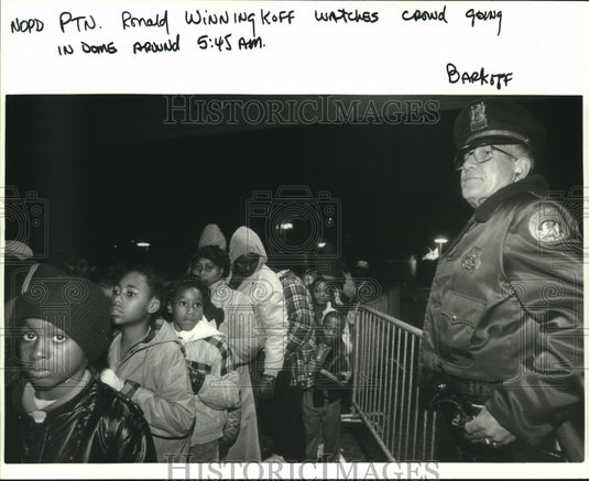 1987 Press Photo Patrolman Ronald Winningkoff watches going in Doll and Toy Fund - Historic Images