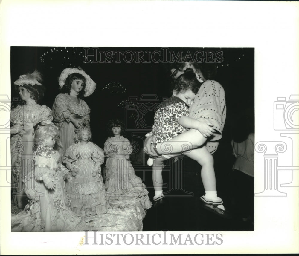 1994 Press Photo Debbie Mitchell &amp; daughter Courtney at the annual doll artists - Historic Images