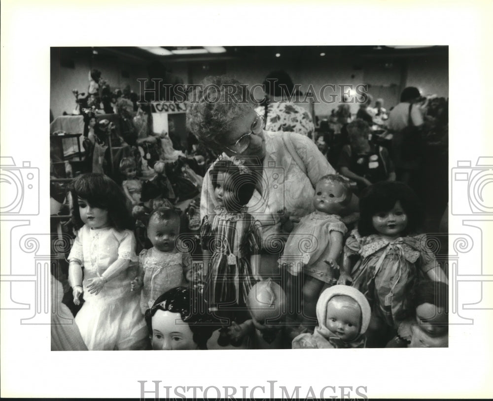 1992 Press Photo Marie Branigan looks over dolls at Kenner Doll Show. - Historic Images