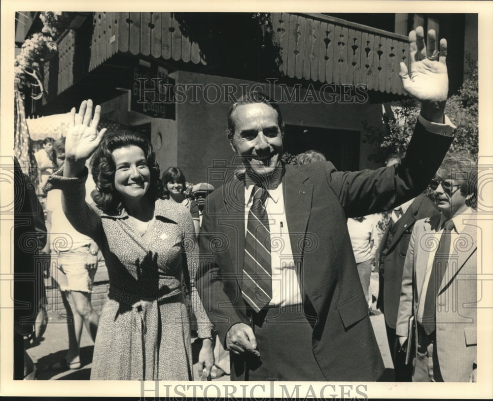 1976 Press Photo Robert Dole and wife Elizabeth wave to supporters in Vail, CO - Historic Images