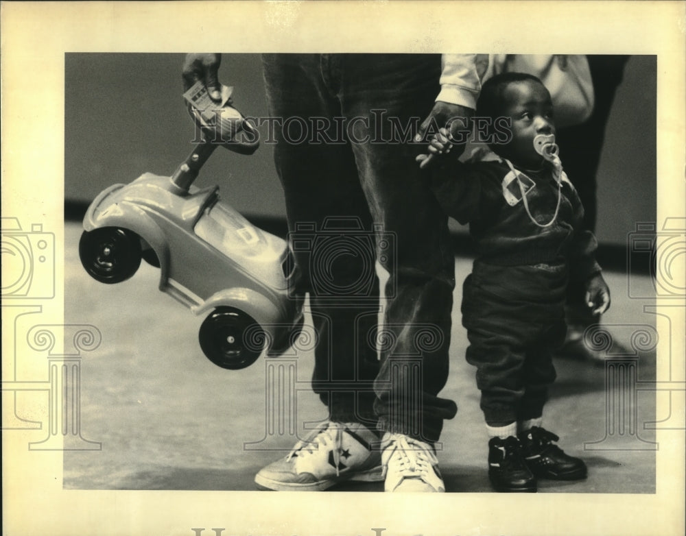 1992 Press Photo Demetrius Berry and son J.D. Bush at Doll and Toy Fund. - Historic Images