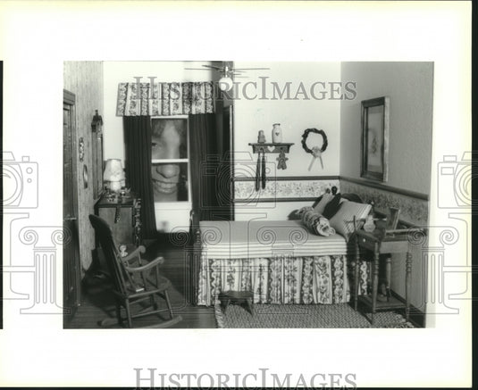 1994 Press Photo Cynthia Williams looks into bedroom of miniature doll house. - Historic Images