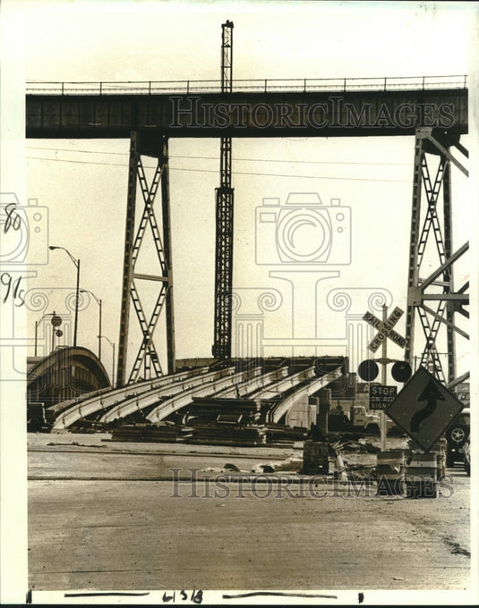 1981 Press Photo Overpass goes up near Huey P. Long Bridge. - nob01443 - Historic Images