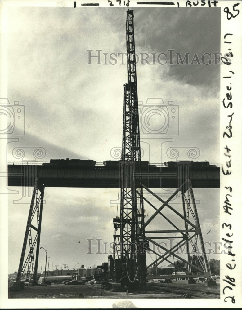 1990 Press Photo Giant Pile Driver at Clearview Parkway and Jefferson Highway - Historic Images