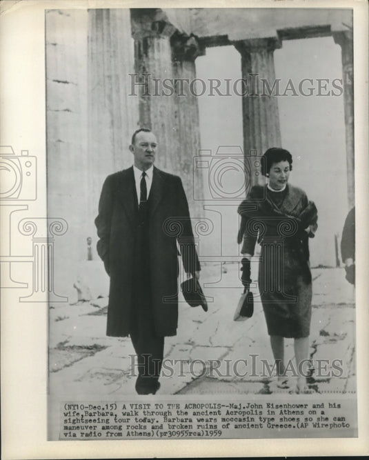 1959 Press Photo Major John Eisenhower & wife walk through ancient Acropolis - Historic Images