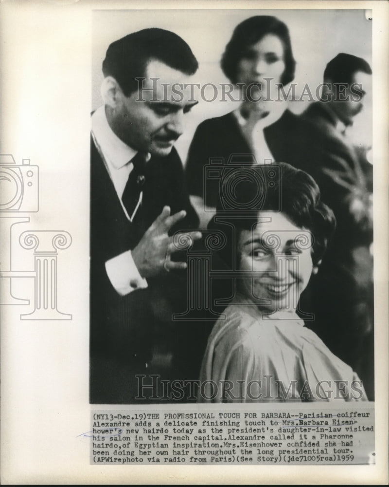 1959 Press Photo Alexandre adds touch to Mrs. Barbara Eisenhower&#39;s hairdo - Historic Images