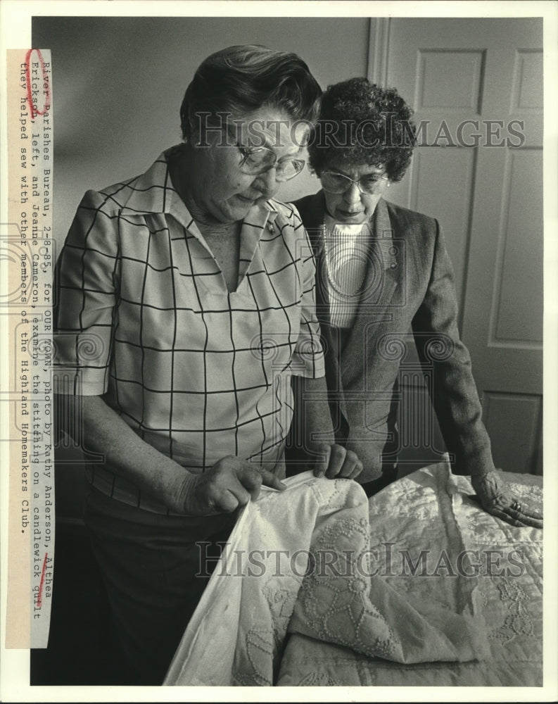 1985 Press Photo Althea Erickson and Jeanne Cameron examine quilts stitching - Historic Images