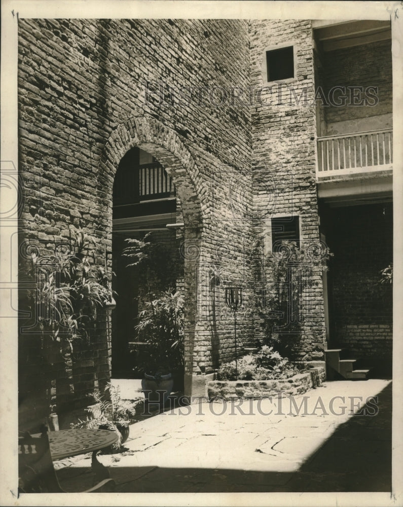 1965 Press Photo The Patio at 1850 House at 523 Saint Ann in New Orleans - Historic Images