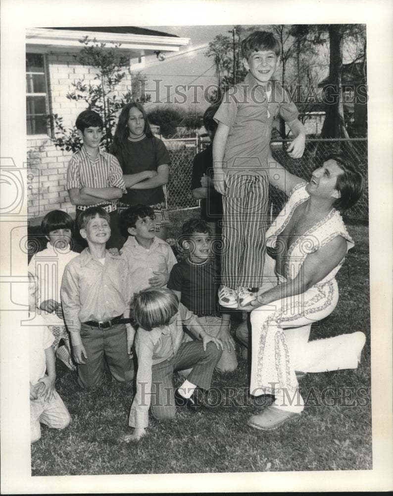 1972 Press Photo Trapeze artist entertains at birthday party - nob01531 - Historic Images