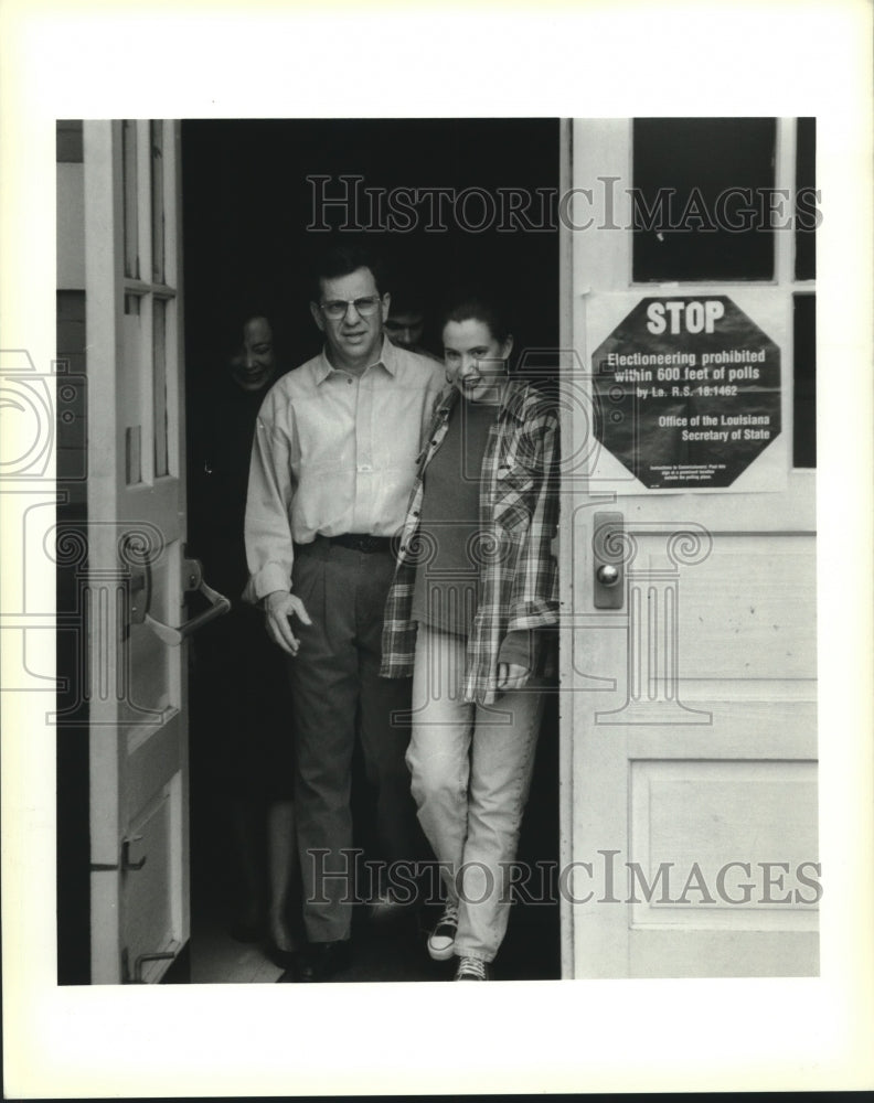 1994 Press Photo The Mintz leaves Lusher School after casting their vote - Historic Images