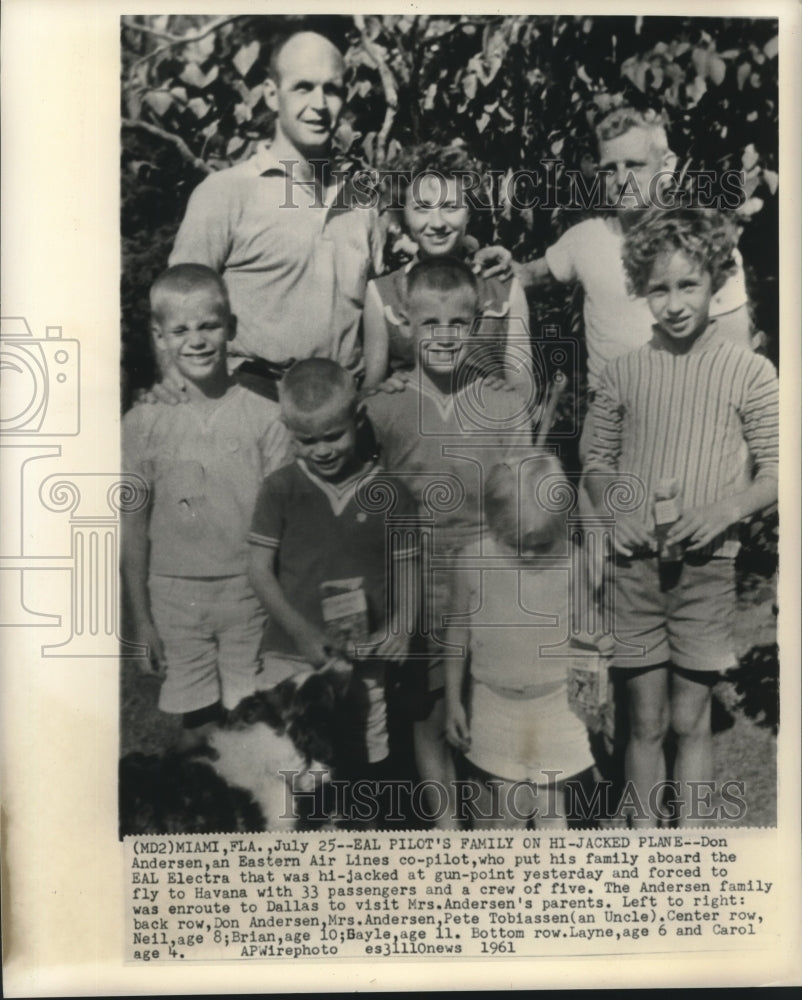 1961 Press Photo Don Andersen, EAL co-pilot and family on hi-jacked plane - Historic Images