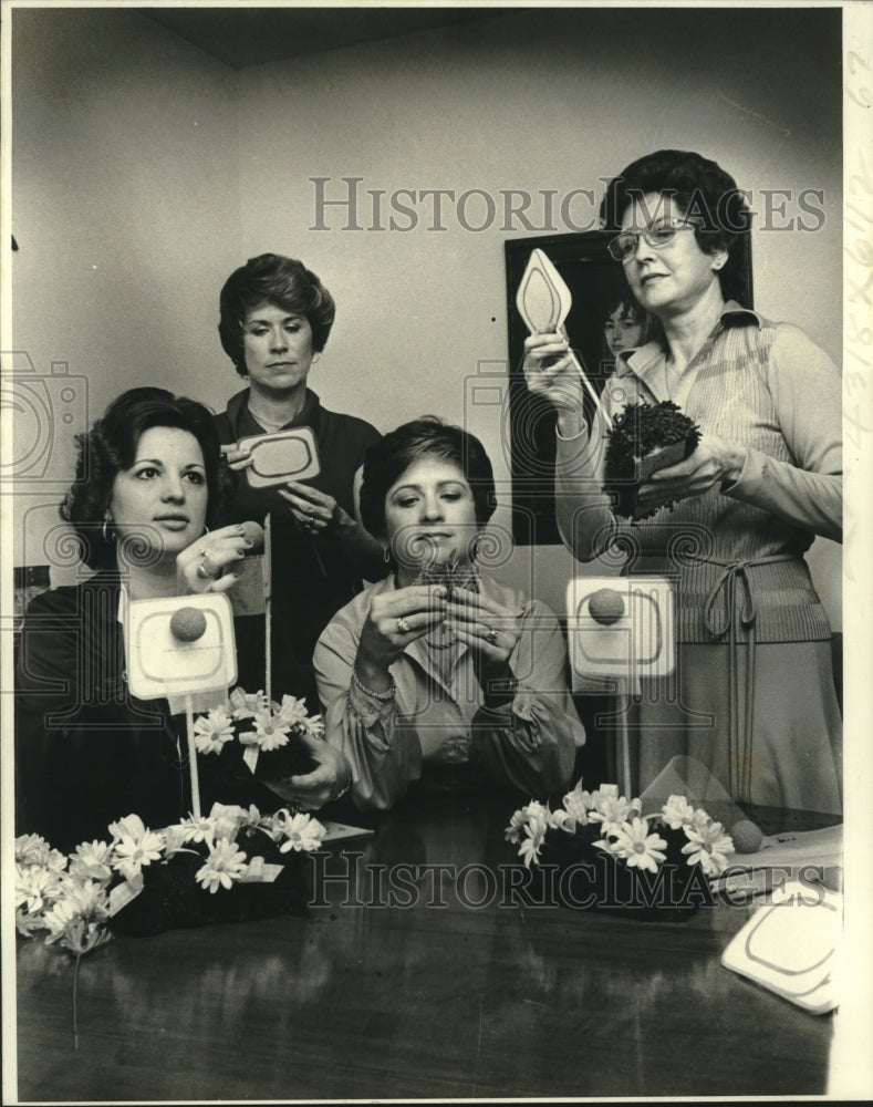 1979 Press Photo Epilepsy Council of New Orleans planning a &quot;Celebrity Roast&quot; - Historic Images