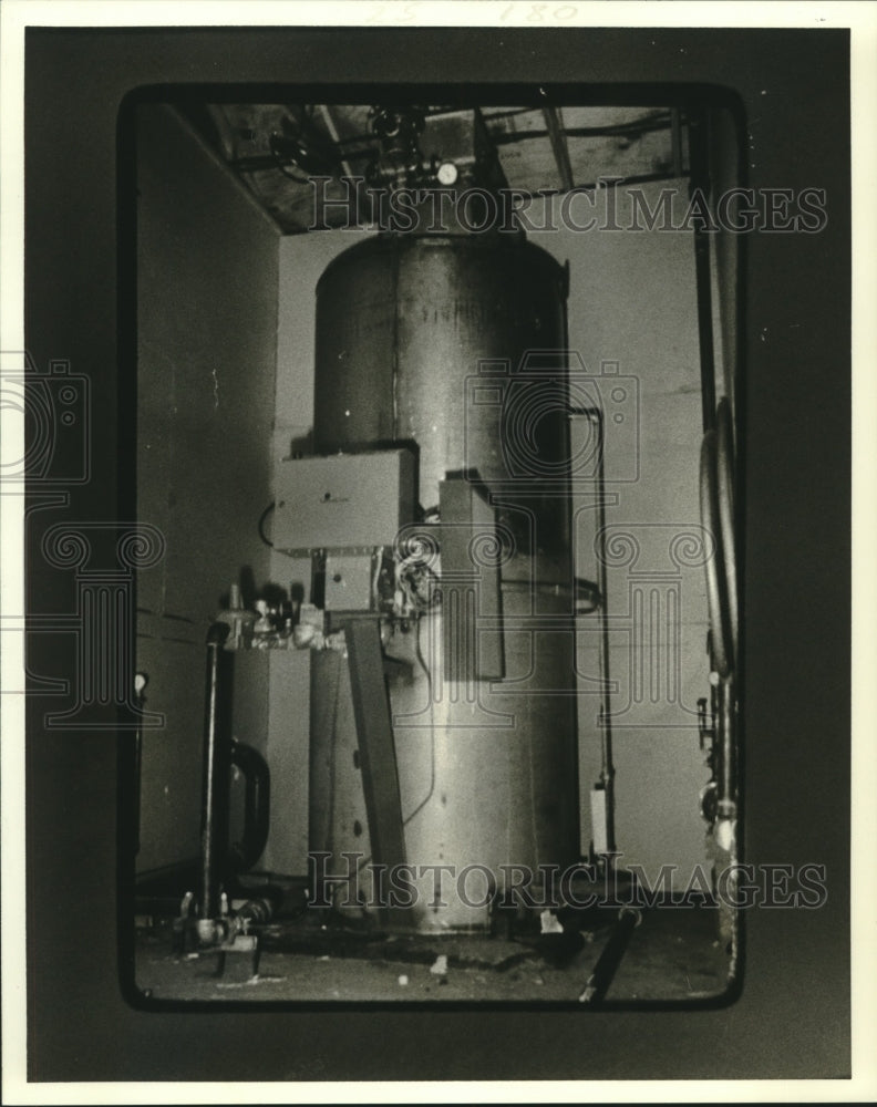 1978 Press Photo Eldon Heater installed in apartment complex in Metairie - Historic Images