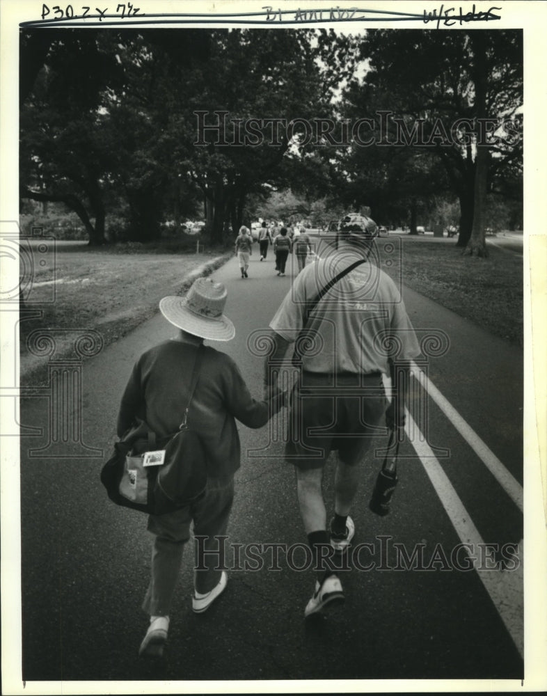 1992 Press Photo Justine Teijelo and Leonard Lehman walk through Audubon Park - Historic Images