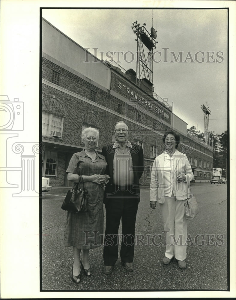 1986 Press Photo Elderhostel at Southeastern Louisiana University Stadium - Historic Images