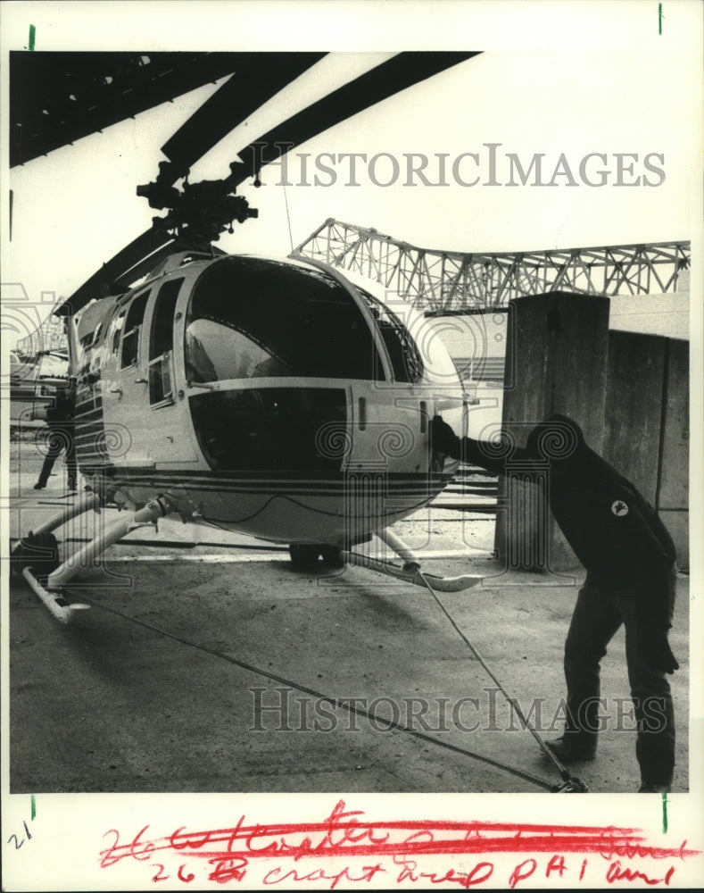 1985 Press Photo Hank Crossman of Eager Aviation guide BK 117 helicopter - Historic Images