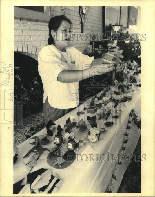 1990 Press Photo Mrs. Hisako Eguchi shows origami figures children - nob01607 - Historic Images