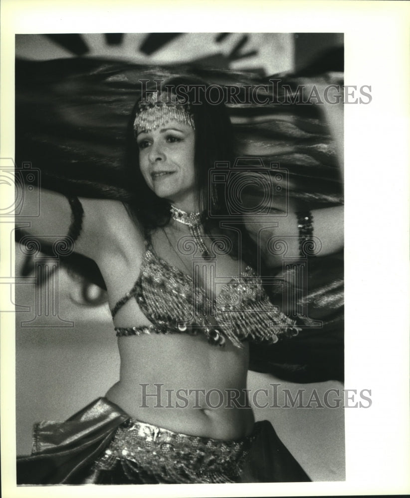 1988 Press Photo Kizil Ates entertains at Egyptian Festival in Metairie. - Historic Images