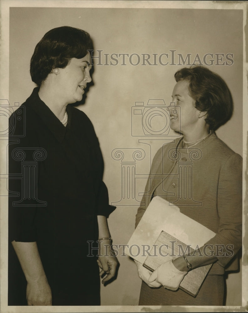 1966 Press Photo Mrs. Alleman &amp; Mrs. Veronica Egan, Loyola Parents Institute - Historic Images