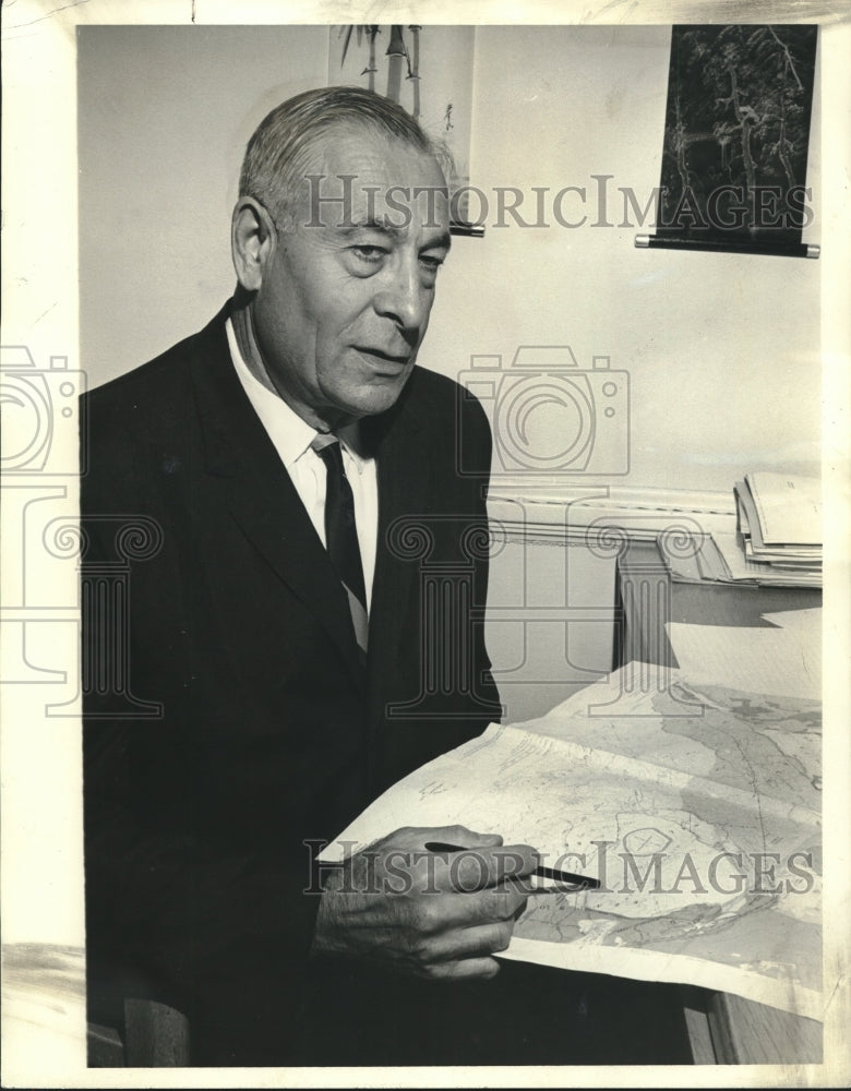 1966 Press Photo Dr. Willis Eggler points to Pacific Ocean&#39;s circle of fire - Historic Images