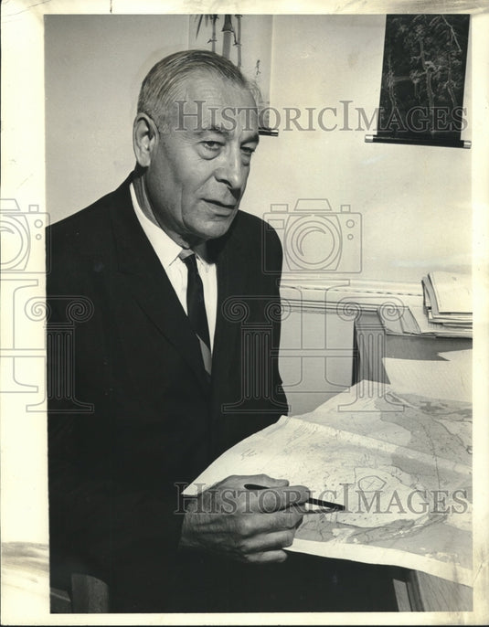 1966 Press Photo Dr. Willis Eggler points to Pacific Ocean's circle of fire - Historic Images