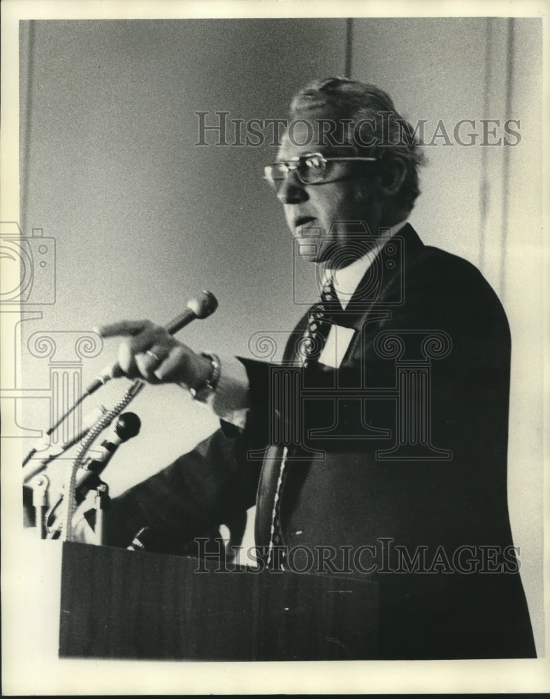 1975 Press Photo Mayor Moon Landrieu - nob01762 - Historic Images