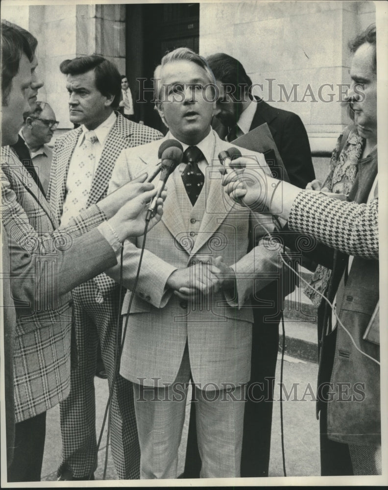 Sen Edwin Edwards 1976 Press Photo Governor Edwin Edwards with Reporters at Highway Boar ...