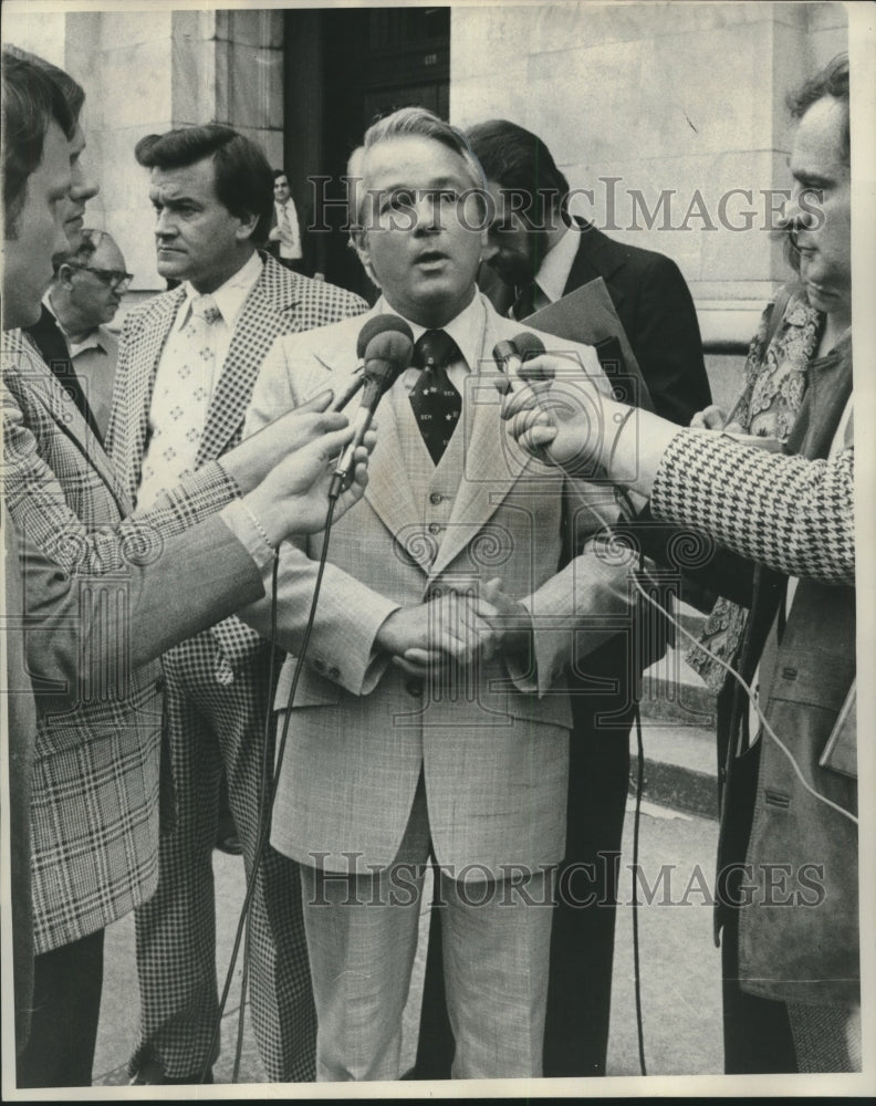 1976 Press Photo Governor Edwin Edwards with Reporters at Highway Board Trial - Historic Images