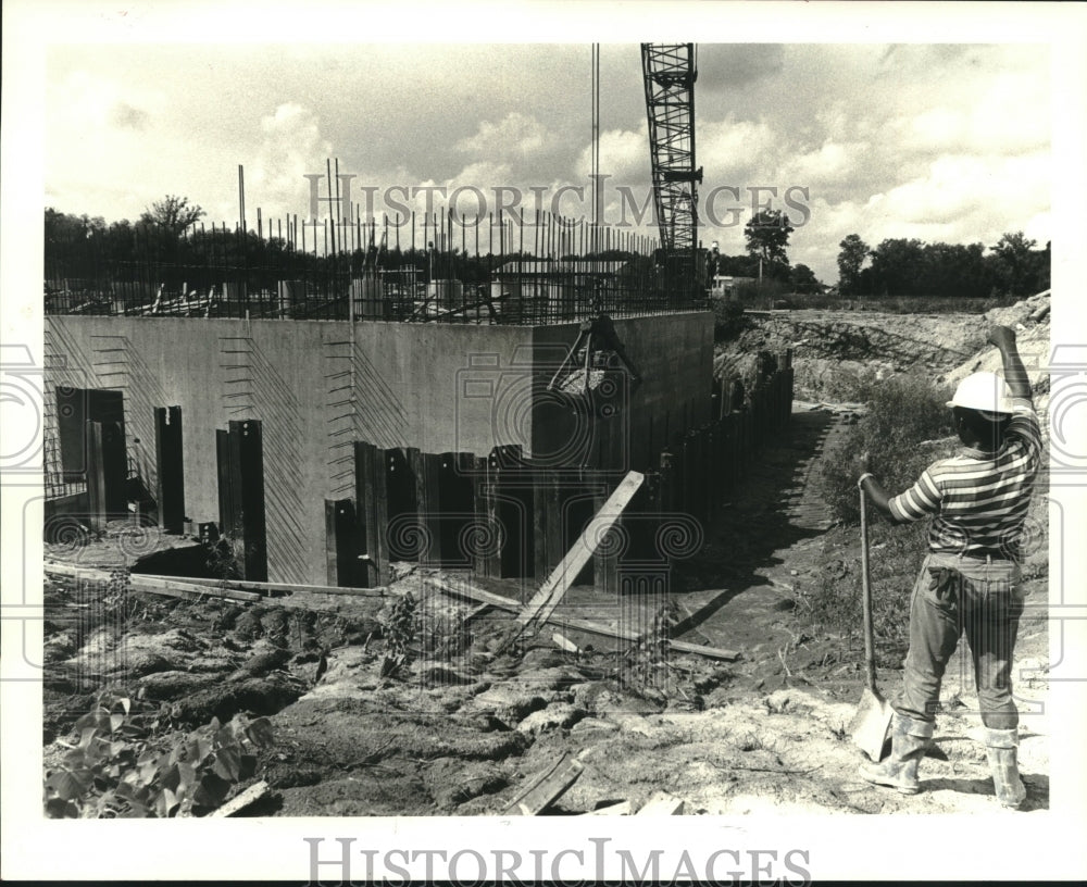 1985 Press Photo Willie Houston works at the new sewerage treatment plant. - Historic Images