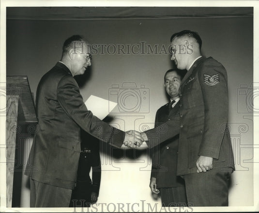 1961 Press Photo Tech Sgt. Edwards honored at monthly Commanders Call, Duluth - Historic Images