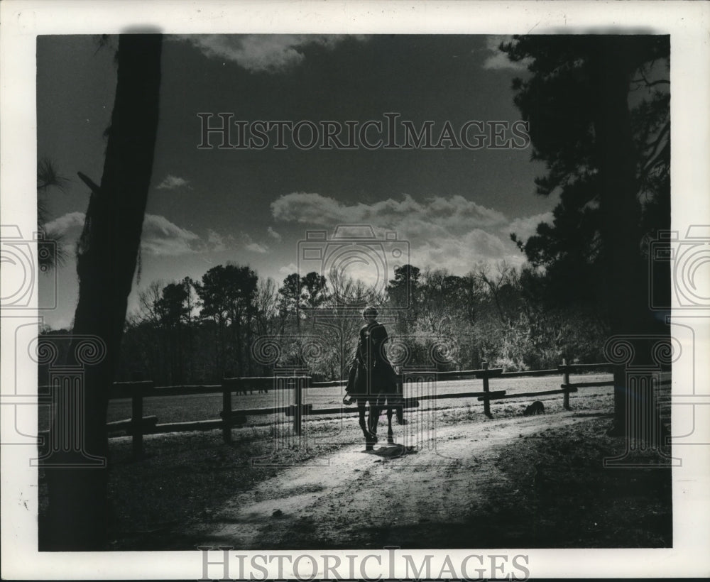 1964 Press Photo Beryl Edwards rides Uncle Leon&#39;s appaloosa, Chief up the road. - Historic Images