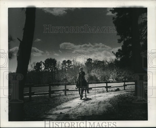 1964 Press Photo Beryl Edwards rides Uncle Leon's appaloosa, Chief up the road. - Historic Images
