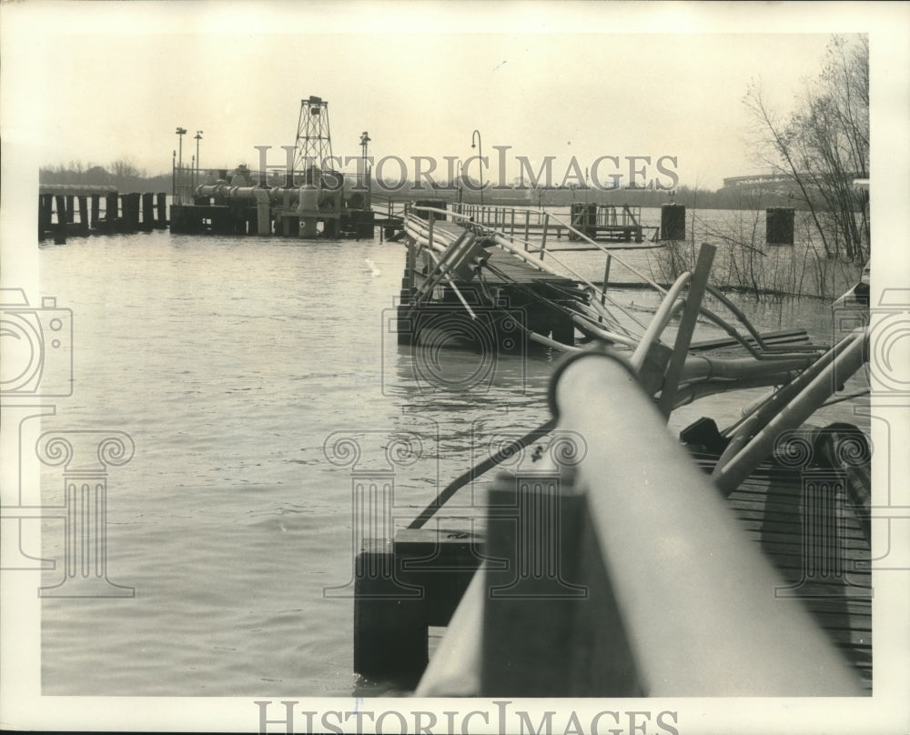 1974 Press Photo Walkway hit by a ship at Jefferson Highway and Armoult Street.-Historic Images