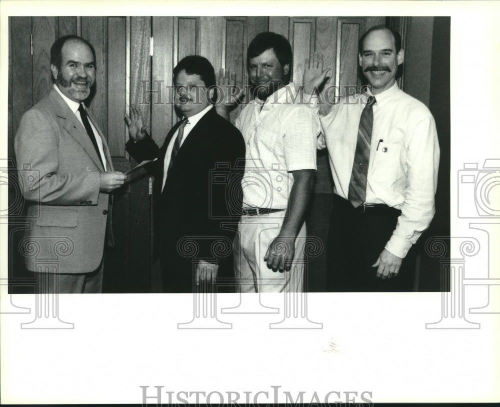 Press Photo Mark Edward swears in Covington Jaycee officers. - nob02057 - Historic Images