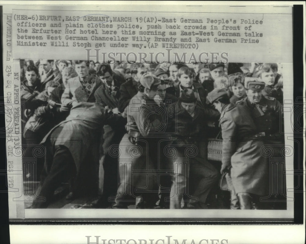 1970 Press Photo East German Police Officers Hold Crowd at Erfurter Hof Hotel - Historic Images