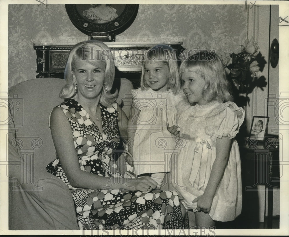 1972 Press Photo Mrs. R. Maynard Eilers with Daughters at New Orleans Home - Historic Images