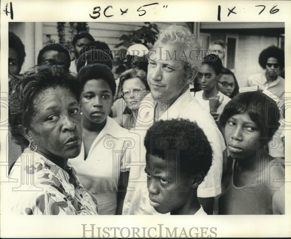 1974 Press Photo Mayor Moon Landrieu with Parkchester Apartment Tenants - Historic Images