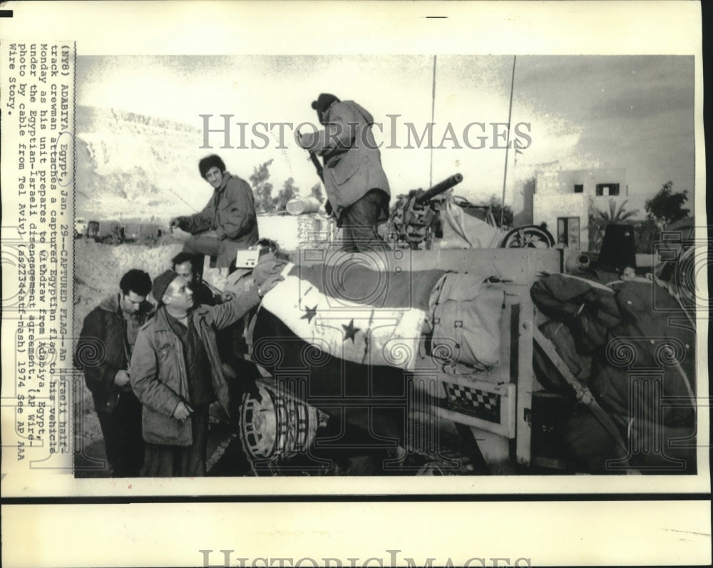 1974 Press Photo Israeli Crewmen and Vehicle Withdraw from Adabiya Egypt-Historic Images