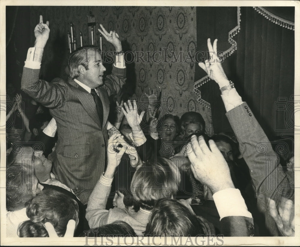 1971 Press Photo People at Edwards Headquarters Celebrate - nob02399 - Historic Images