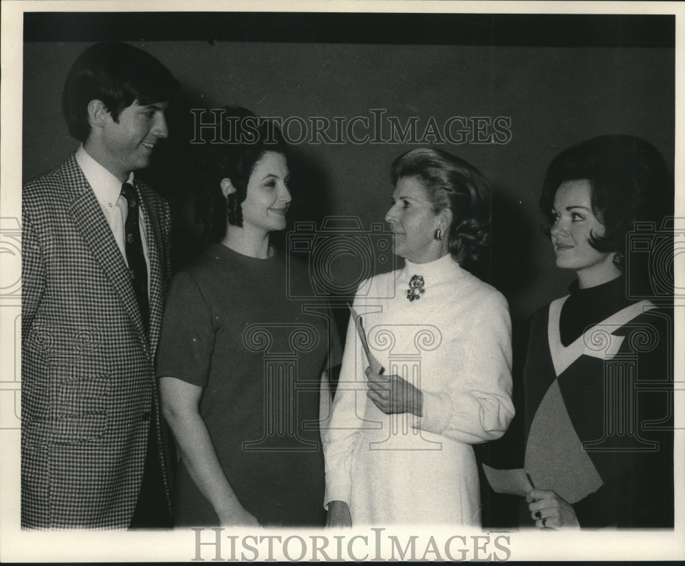 1969 Press Photo Mrs. Crawford Ellis with Others at Met Auditions - nob02411 - Historic Images